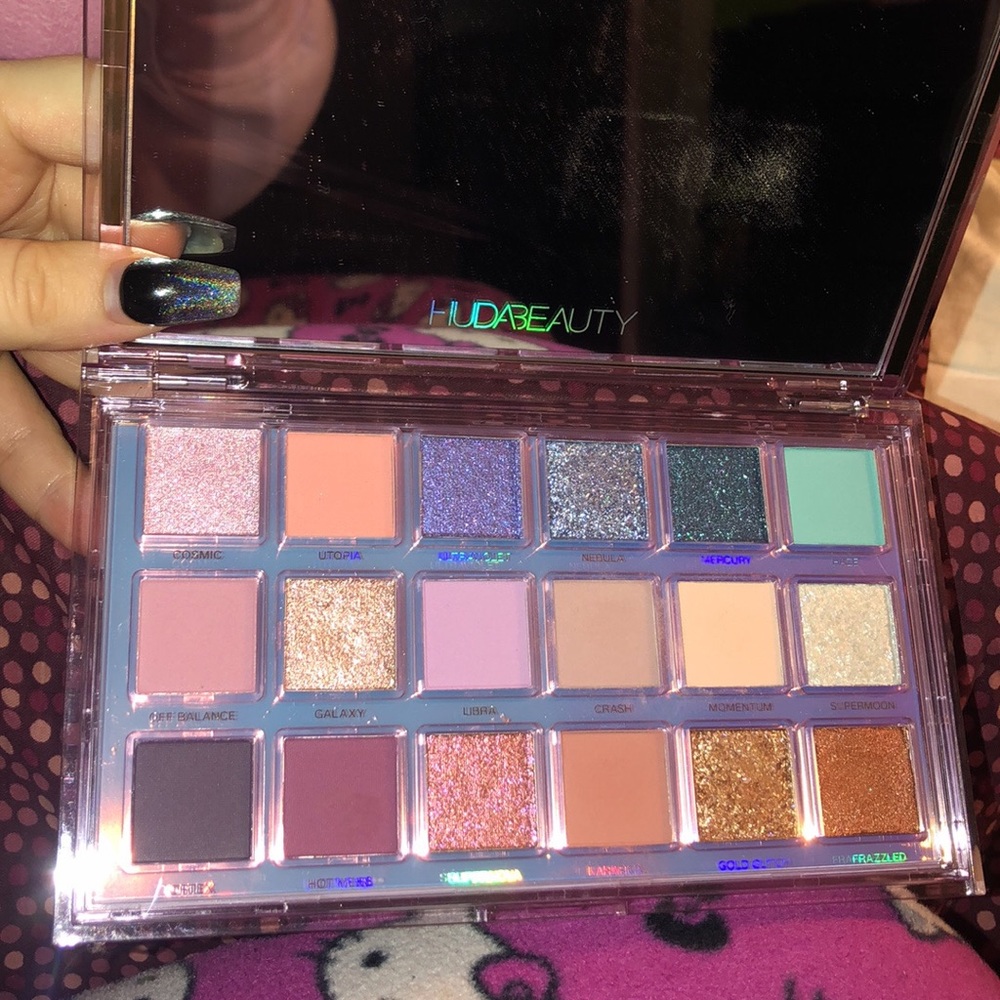 Huda beauty eyeshadow palette
